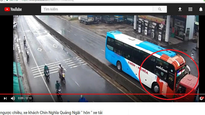 Hình cảnh cắt từ clip va chạm giữa xe khách 76B-001.57 (vòng tròn đỏ) và xe tải 77C-114.59.