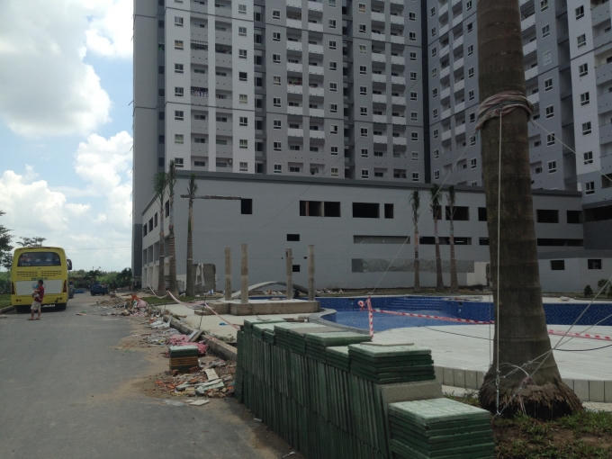 Khung cảnh ngỗn ngang dưới sân chung cư.