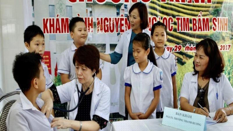 PGS.TS Trương Thanh Hương khám thiện nguyện phát hiện tim bẩm sinh tại Yên Bái.