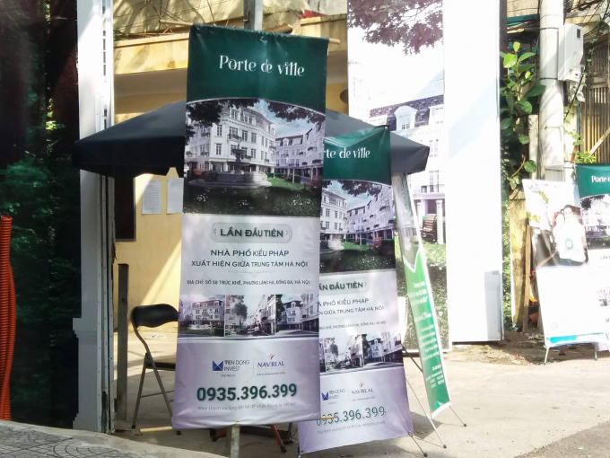 Bên ngoài cổng dự án Công ty Nam Việt đơn vị phân phối độc quyền Dự án Porte de Ville (Khu nhà ở Trúc Khê) tại số 58 Trúc Khê, phường Láng Hạ, quận Đống Đa, Hà Nội mời chào vào rao bán rầm rộ.