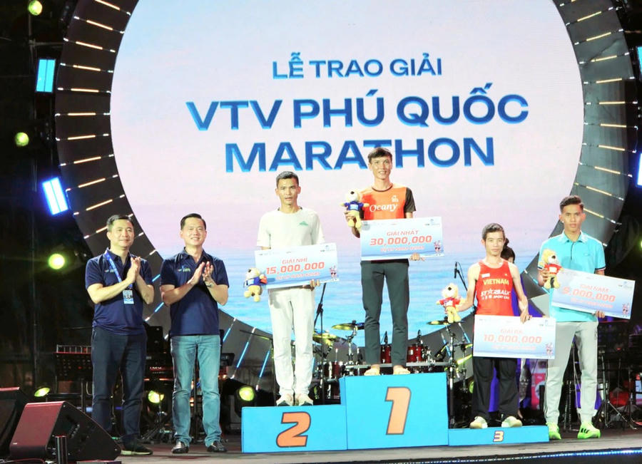Ông Trần Minh Khoa - Chủ tịch UBND TP Phú Quốc và ông Đỗ Thanh Hải - Phó Tổng giám đốc thường trực Đài Truyền hình Việt Nam (VTV) trao giải cho các vận động viên đoạt giải cự ly 42km nam