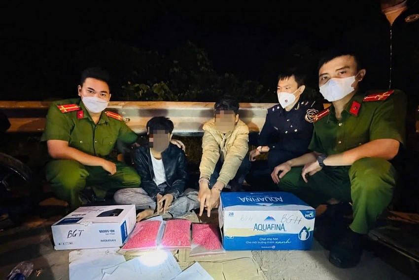 Lực lượng chức năng bắt quả tang 2 đối tượng vận chuyển ma túy.