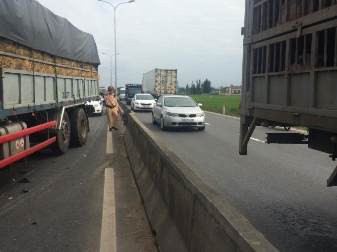 Lực lượng chức năng kh&aacute;m nghiệm hiện trường v&agrave; điều tiết giao th&ocirc;ng.