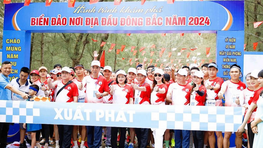 Các đại biểu và vận động viên tham gia giải chạy bộ hành trình khám phá "Biển đảo nơi địa đầu tổ quốc".