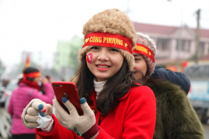Những fan nữ siêu dễ thương chờ đón chàng tiền đạo số 10.