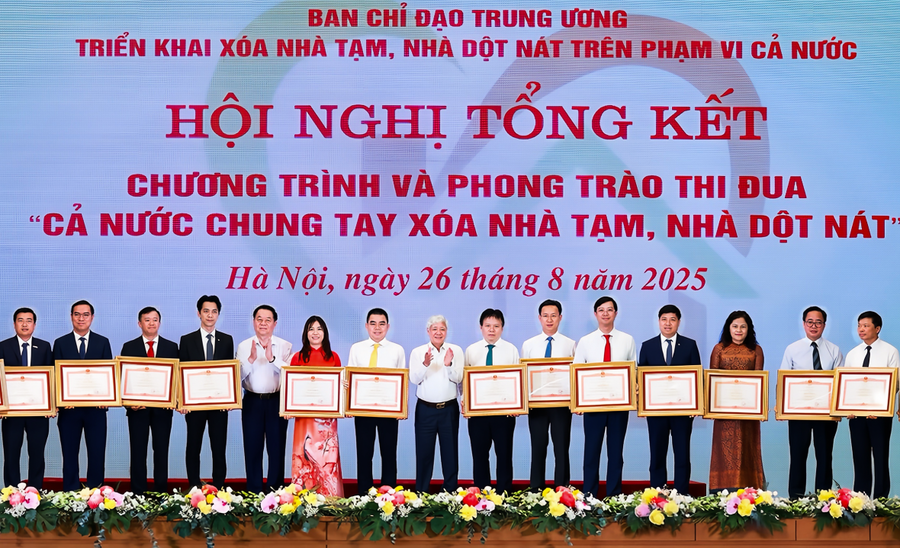 Ông Đàm Thế Thái – Phó Tổng giám đốc HDBank (đứng thứ 2 từ trái qua) – đại diện Ngân hàng nhận bằng khen của Thủ tướng Chính phủ.