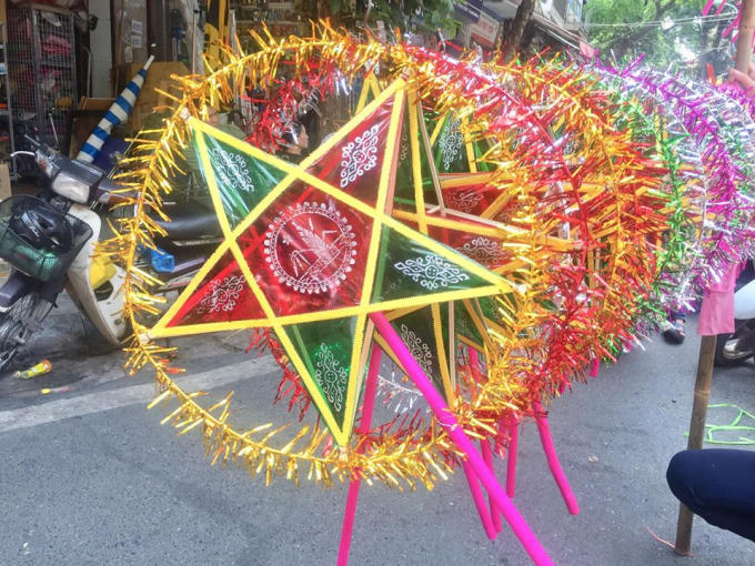 Hà Nội: Phố Hàng Mã nhộn nhịp người mua sắm đồ chơi trước ngày Trung thu