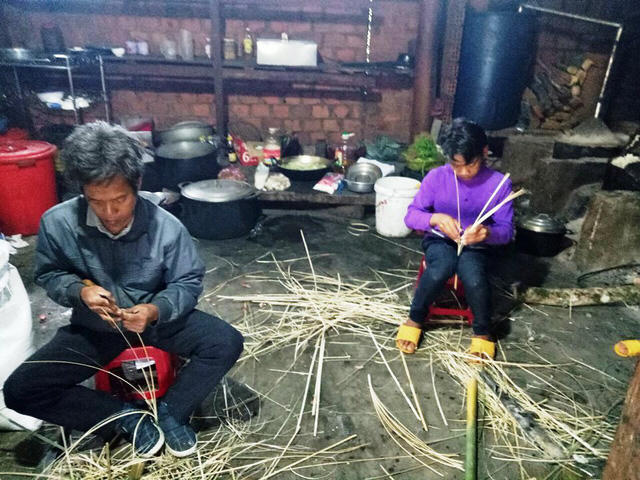 Một số phụ huynh chuẩn bị dây lạt để cột bánh chưng cho các em học sinh
