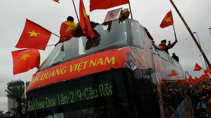 Các cầu thủ vẫy tay chào người hâm mộ.