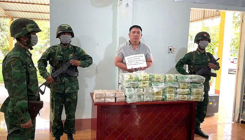 Đối tượng Võ Văn Mai và số ma túy. Ảnh: Báo Tuổi Tre