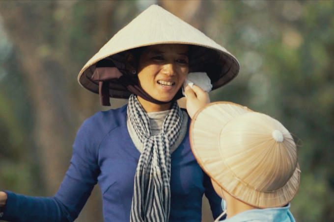 Hoàng Bách vất vả thuyết phục vợ đóng MV cùng con trai Tê Giác