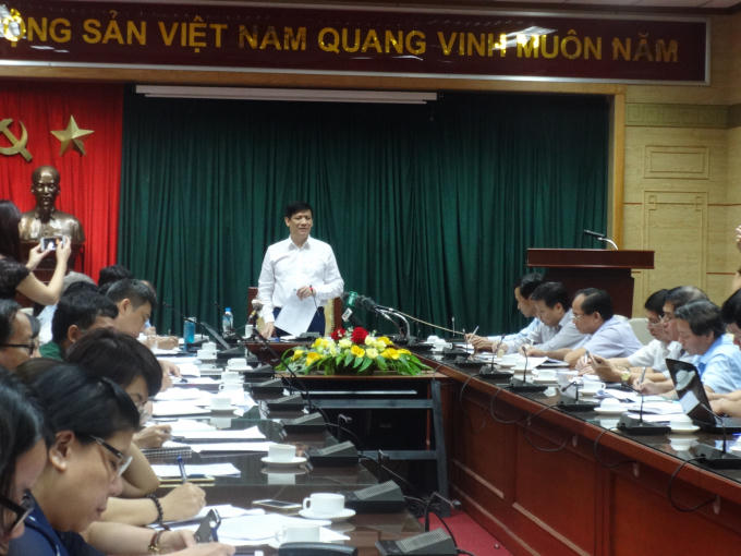 Thứ trưởng Bộ Y tế Nguyễn Thanh Long chủ trì cuộc họp chiều ngày 25/8. Ảnh: Ngọc Nga