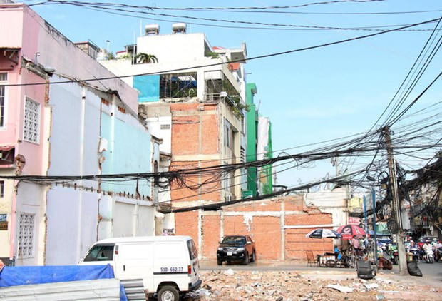 Nhiều hộ dân đang sửa chữa, cải tạo nhà để bàn giao mặt bằng cho địa phương, đoạn Cách Mạng Tháng Tám. (Ảnh: Tiến Lực/TTXVN)