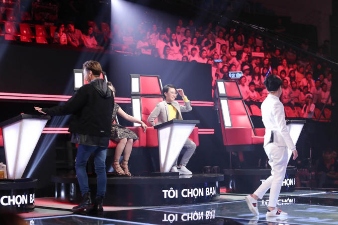 Cậu bé “búi tóc” Quốc Thái hát tiếng Anh khiến 4 HLV “lao” lên sân khấu tranh giành