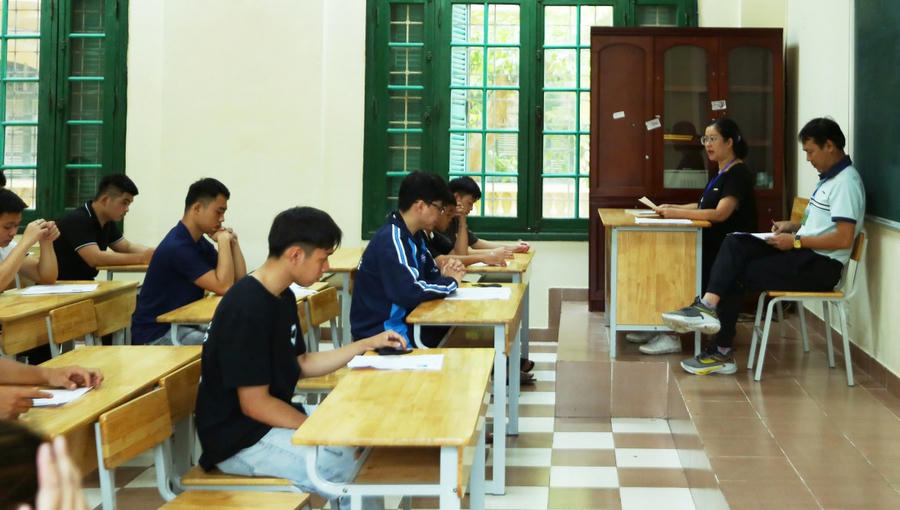 Trong kỳ thi tốt nghiệp THPT 2025, bước đầu xác định có 3 đối tượng dùng điện thoại chụp một phần đề thi, sau đó chuyển cho ứng dụng AI để nhờ giải đáp. (Ảnh: Hoa Tiên)