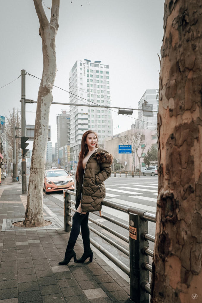 Chi Nguyễn vẫn toát ra nét đẹp rạng rỡ đầy sức sống và thể hiện thần thái sang chảnh như một fashionista đích thực.