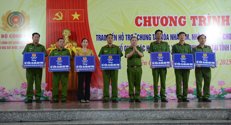 Trung tướng Trần Văn Thiện trao tiền hỗ trợ “xóa nhà tạm, nhà dột nát” cho cán bộ chiến sỹ Cụm 12 có khó khăn về nhà ở
