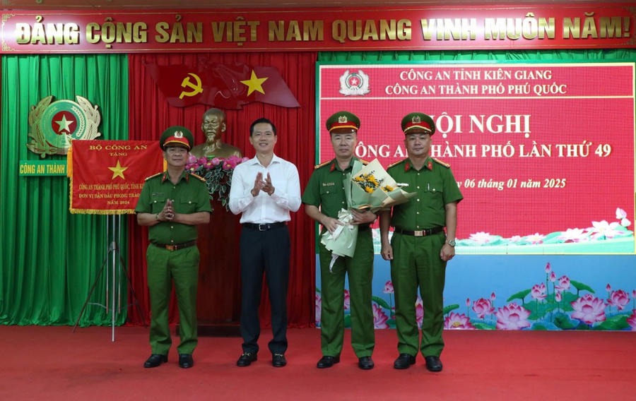 Ông Trần Minh Khoa, Chủ tịch UBND thành phố Phú Quốc tặng hoa chúc mừng Ban lãnh đạo Công an thành phố Phú Quốc.