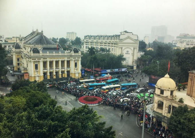 Người dân tập trung đông nhất là trước quảng trường Nhà hát Lớn Hà Nội và dọc phố Tràng Tiền.