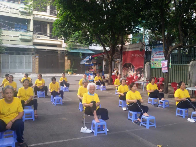 Buổi tập luyện dưỡng sinh Tô Thái Hòa của các cụ trong câu lạc bộ dưỡng sinh phường 6.
