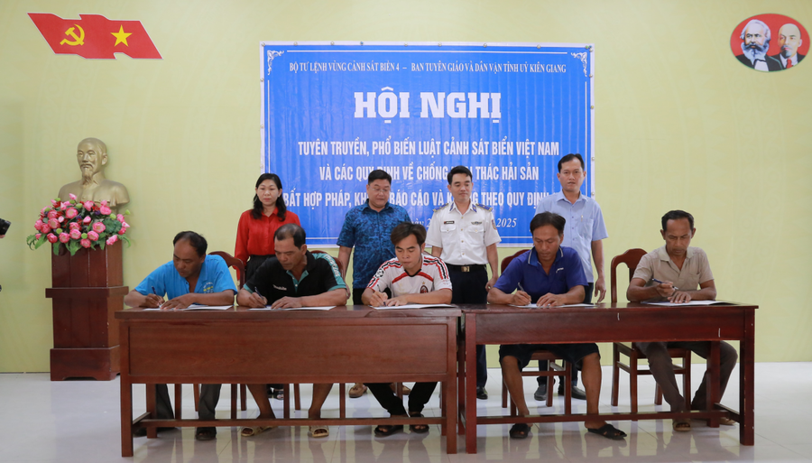 Đại diện Bộ Tư lệnh Vùng Cảnh sát biển 4 và lãnh đạo địa phương xã Dương Hòa, huyện Kiên Lương chứng kiến các chủ tàu, thuyền trưởng tàu cá ký cam kết không vi phạm khai thác IUU.