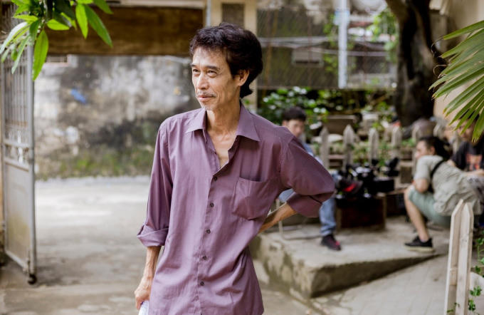 Ông “thơ” – diễn viên Phú Đôn với dáng vẻ lẩn thẩn, buồn rầu, miệng lẩm bẩm than phiền về vợ.