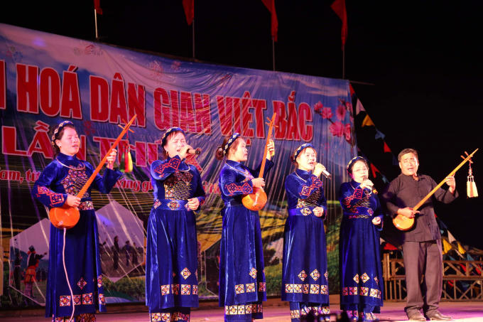 Một tiết mục biểu diễn đàn Tính của lễ hội.