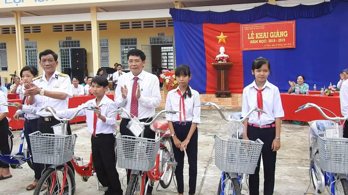 Đại tá Nguyễn Tấn Lực, Bí thư Đảng ủy, Chính ủy Hải đoàn 129 tặng xe đạp cho các học sinh Trường THCS Vị Thắng, TP Vị Thanh, Hậu Giang.