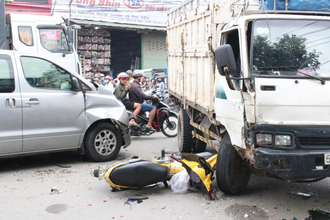 Các phương tiện hư hỏng nặng sau va chạm.