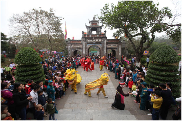 Những chú Lân vui tính thu hút rất đông người xem