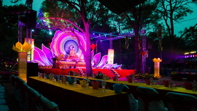 Sân khấu nơi diễn ra đêm Liên Hoa Hội Thượng được trang hoàng lộng lẫy.