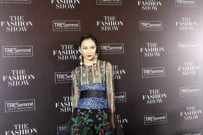 Thật khó để cân đo xem yếu tố nào thật sự ấn tượng hơn: chiếc đầm xuyên thấu thêu đính tinh xảo của NTK Tùng Vũ hay thần thái tuyệt vời của Helly Tống (Ảnh: Phương Thảo)