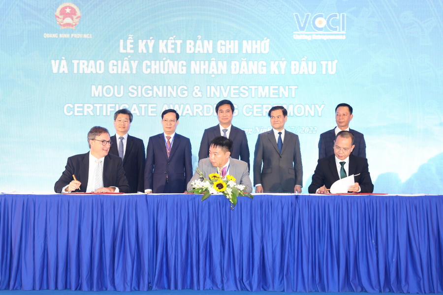 Tỉnh Quảng Ninh ký kết bản ghi nhớ và trao giấy chứng nhận đăng ký đầu tư các dự án FDI tiêu biểu trên địa bàn tỉnh tại hội nghị hội nghị Xúc tiến đầu tư tỉnh Quảng Ninh 2022. Ảnh: Đỗ Phương