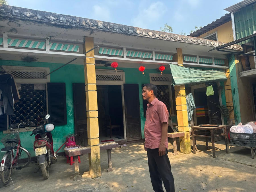 Căn nhà cấp 4 nơi vợ chồng anh Thành cùng con cái sinh sống với bố mẹ nhiều năm nay