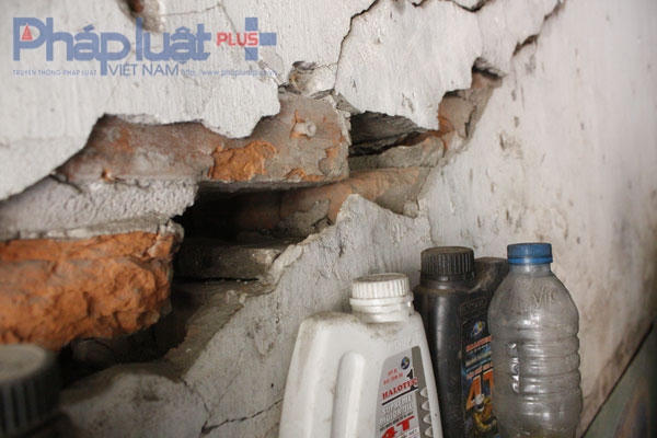 Những đoạn tường nhà bị bong tróc, nứt dài. Có chỗ nứt đến việc có thể thò bàn tày từ bên này tường thông sang bên kia.