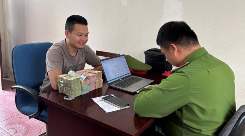Anh Lê Trung Tuân nhận thư khen của Công an xã Hòa An, tỉnh Cao Bằng vì hành động trả lại hơn 650 triệu đồng nhận nhầm cho chủ nhân.