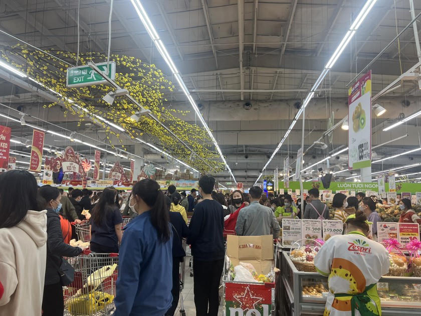 Siêu thị lúc nào cũng trong tình trạng tấp nập người mua.