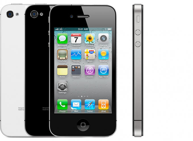 Giữa tháng 6 năm 2010, một chiếc iPhone 4 phiên bản quốc tế đã nhanh chóng được mang về Việt Nam với mức giá nhiều người cho là... không thể tin nổi lên tới 2.000 USD (tương đương khoảng 40 triệu đồng). Đầu tháng 9, hai nhà mạng VinaPhone và Viettel mới công bố giá bán iPhone 4 chính hãng cho phiên bản 16GB bộ nhớ trong và 32GB bộ nhớ trong là 12,8 triệu và 15 triệu giúp toàn thị trường iPhone bình ổn giá hơn.