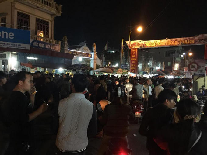Càng về đêm lượng người càng đông.