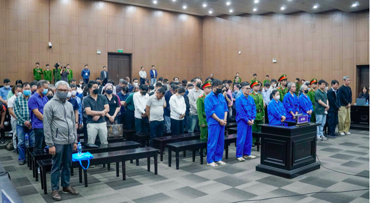 Các bị cáo tại phiên toà chiều ngày 12/11.