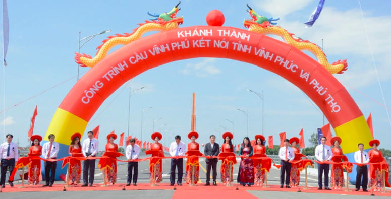 Lãnh đạo 2 tỉnh Phú Thọ và tỉnh Vĩnh Phúc cắt băng khánh thành cầu Vĩnh Phú có chiều dài hơn 509m, tổng mức đầu tư trên 540 tỷ đồng (Ảnh: Khánh Trang).