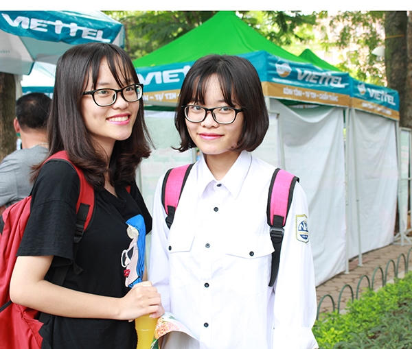 Hai chị em sinh đôi Khánh Linh và Hải Linh đêu tự tin về bài làm của mình.