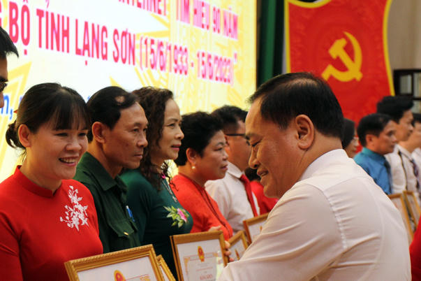 Ông Hồ Tiến Thiệu, Phó Bí thư Tỉnh ủy, Chủ tịch UBND tỉnh, Chủ tịch Hội đồng thi đua khen thưởng tỉnh trao bằng khen cho các tập thể có thành tích xuất sắc trong thực hiện phong trào thi đua đặc biệt kỷ niêm 90 năm Ngày truyền thống Đảng bộ tỉnh Lạng Sơn