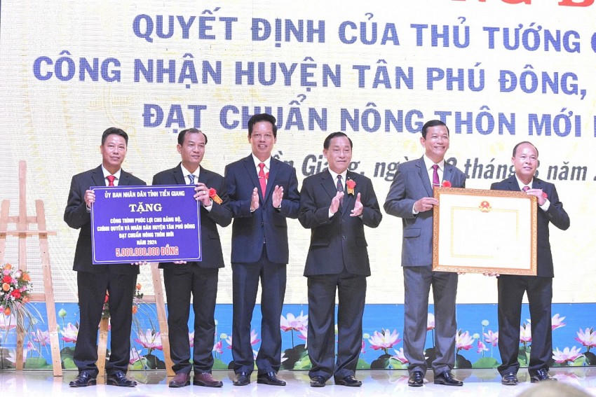 Thừa ủy quyền của Thủ tướng Chính phủ, lãnh đạo Tỉnh ủy, UBND tỉnh Tiền Giang trao Bằng công nhận huyện Tân Phú Đông đạt chuẩn huyện NTM năm 2024.