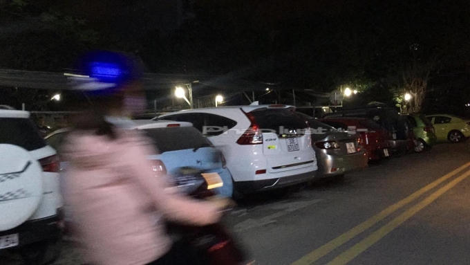 Hàng loạt xe ô tô trông giữ ngang nhiên chiếm cả lòng đường