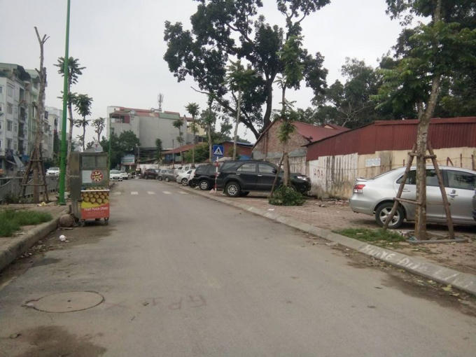 Ban ngày lượng xe đỗ cố định khá đông trên vỉa hè.