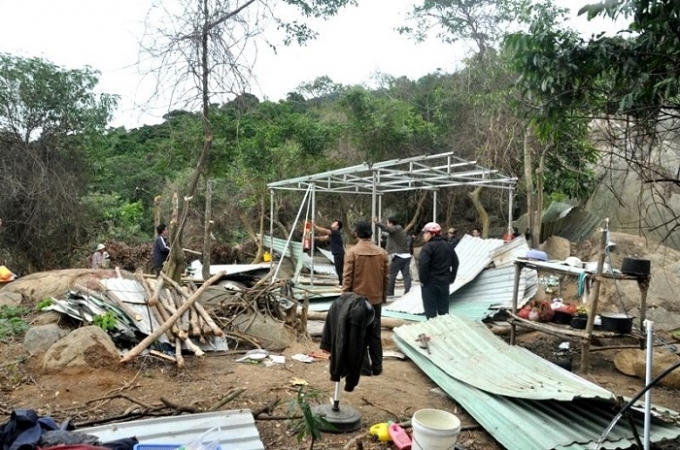 Lán trại của người dân bị lực lượng chứ năng tháo dỡ.