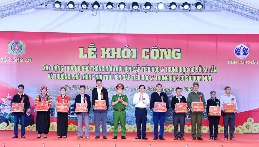 Thượng tướng Nguyễn Văn Long và ông Lê Văn Lương - Chủ tịch UBND tỉnh Lai Châu trao quà của Bộ trưởng Bộ Công an cho 10 già làng, trưởng bản, người có uy tín 2 xã Pa Tần và Bum Nưa. (Ảnh: BCA)