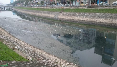 Sông Tô Lịch có chiều dài khoảng 14 km, chảy qua nhiều quận, huyện của Hà Nội như Ba Đình, Cầu Giấy, Đống Đa, Thanh Xuân, Hoàng Mai, Thanh Trì. Ảnh: Báo Môi trường