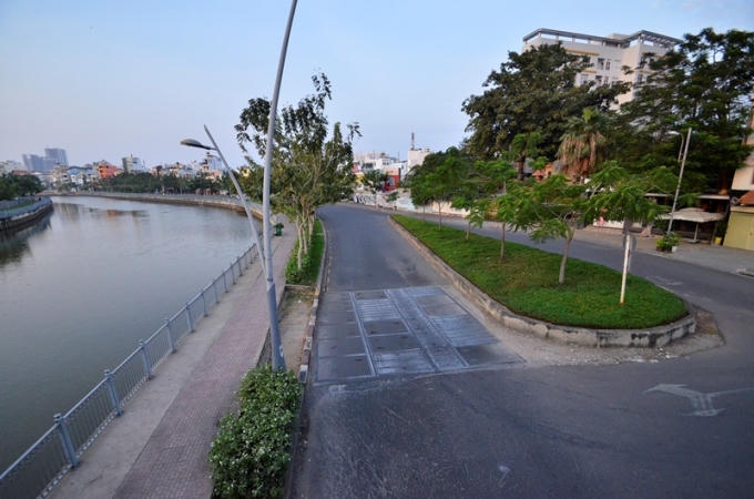 Đường ven kênh Nhiêu Lộc - Thị Nghè, thậm chí tìm mãi không thấy một bóng người.